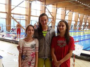 Diana Lissov (roșu) alături de titrata înotătoare Katinka Hosszu din Ungaria și colega de la CSȘ 3 Suceava, Ioana Nastacă