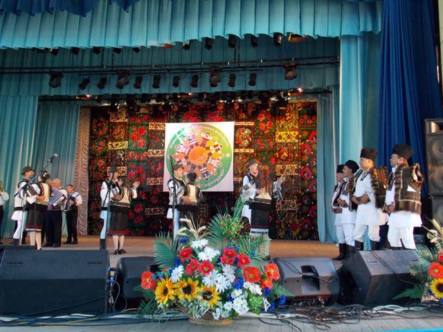 Dansul, muzica şi meşteşugurile populare româneşti, promovate la Cernăuţi