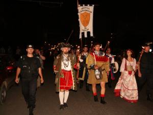 În ajunul evenimentului va avea loc tradiționala paradă cu făclii a participanților