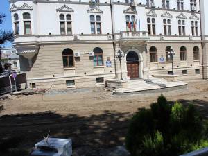 Lucrările de montare a plăcilor de granit în zona centrală a Sucevei vor fi finalizate în cel mai bun caz în luna august