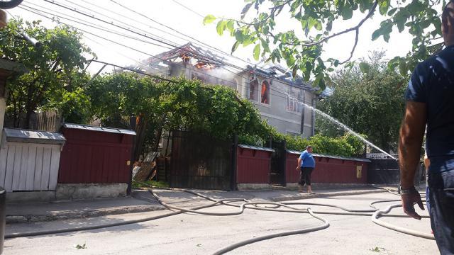 Focul a distrus partea superioară a casei cu etaj. Foto: www.ziaruldepenet.ro