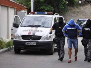 Unul dintre traficanţi a fost săltat dintr-un imobil de pe raza municipiului Suceava şi dus la audieri la DIICOT Maramureş. Foto: Vocea Transilvaniei