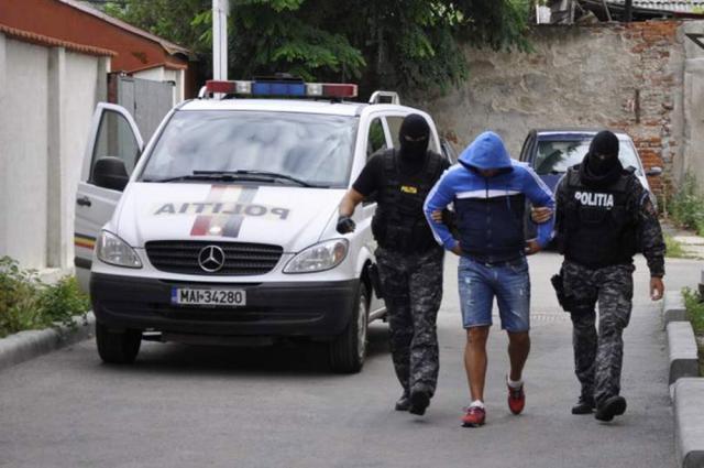 Unul dintre traficanţi a fost săltat dintr-un imobil de pe raza municipiului Suceava şi dus la audieri la DIICOT Maramureş. Foto: Vocea Transilvaniei