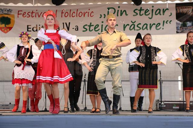 Artişti pe scena Festivalului Folcloric „Din stejar, stejar răsare”