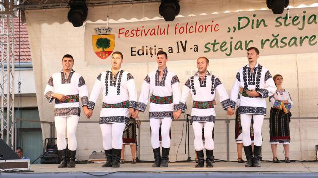 Artişti şi spectatori în număr mare, prezenţi la cea de-a IV-a ediţie a Festivalului Folcloric „Din stejar, stejar răsare”