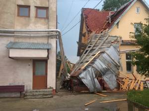 Acoperişul internatului unui liceu din Rădăuţi, smuls de vântul puternic