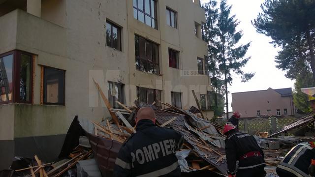 Acoperişul internatului unui liceu, aruncat de o tornadă la aproape 100 de metri, într-un bloc de locuinţe