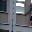 Bărbatul a ieşit pe un geam pe pervazul exterior şi a ameninţat că se aruncă în gol de la etajul V