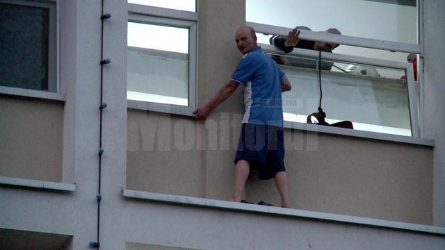 Bărbatul a ieşit pe un geam pe pervazul exterior şi a ameninţat că se aruncă în gol de la etajul V