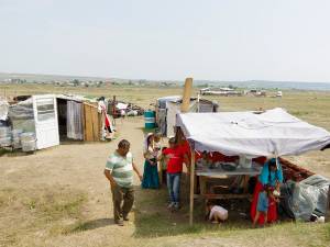 Sub soarele torid, romii trăiesc în condiţii de igienă greu de imaginat