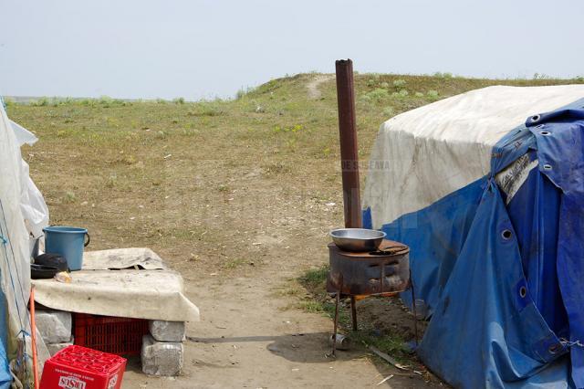 Două tabere de romi îşi plătesc în zile de muncă şederea pe islaz la Milişăuţi