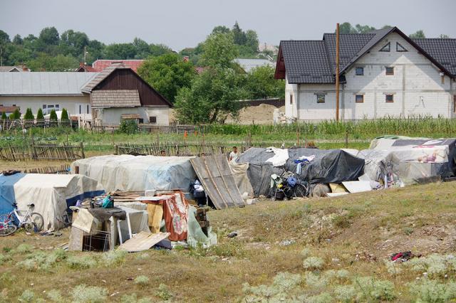 Două tabere de romi îşi plătesc în zile de muncă şederea pe islaz la Milişăuţi