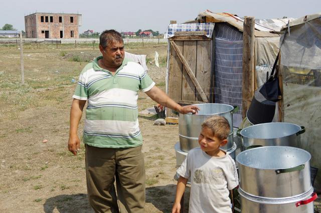 Două tabere de romi îşi plătesc în zile de muncă şederea pe islaz la Milişăuţi