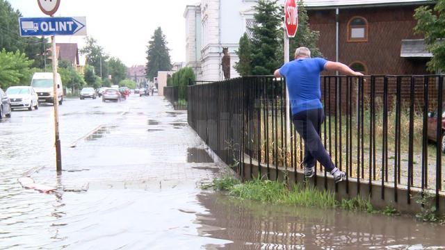 Ploaia torențială a dus la inundarea mai multor străzi din Rădăuţi