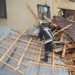 O tornadă a smuls acoperişul de pe clădirea internatului şi l-a aruncat până într-un bloc de locuinţe