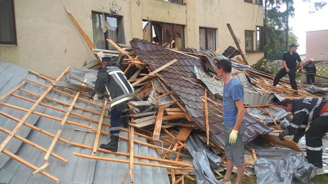 O tornadă a smuls acoperişul de pe clădirea internatului şi l-a aruncat până într-un bloc de locuinţe