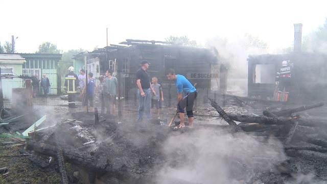 Doi tineri arşi, o bătrână omorâtă de trăsnet, iar doi soţi, la spital, după ce casa li s-a făcut scrum tot de la un fulger