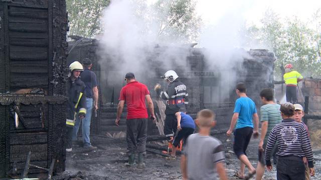 Doi tineri arşi, o bătrână omorâtă de trăsnet, iar doi soţi, la spital, după ce casa li s-a făcut scrum tot de la un fulger