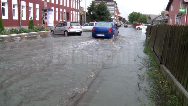 Doi tineri arşi, o bătrână omorâtă de trăsnet, iar doi soţi, la spital, după ce casa li s-a făcut scrum tot de la un fulger