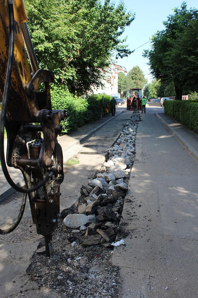 Pe strada Baladei s-a spart asfaltul cu piconul de mai mult de o săptămână
