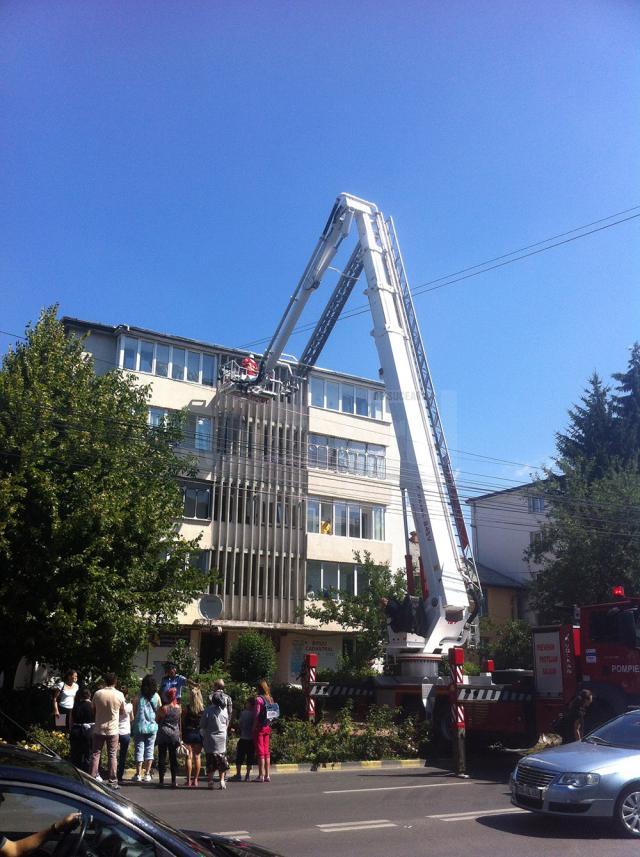 Pompierii au intrat în apartamentul octogenarei, situat la etajul IV, pe un geam de la balcon