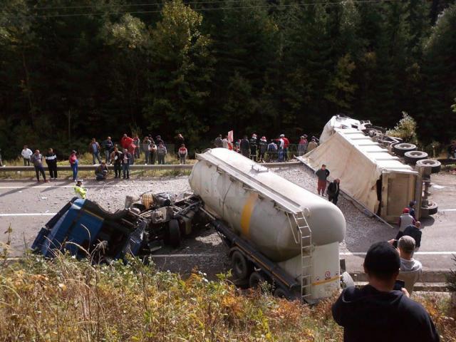 Accidentul petrecut pe DN 17, pe raza comunei Pojorâta, în urma căruia două tiruri s-au făcut zob FOTO: Andreea SIRAN