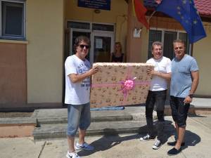 Trupa Holograf a donat un televizor copiilor de la "Colţ Alb"