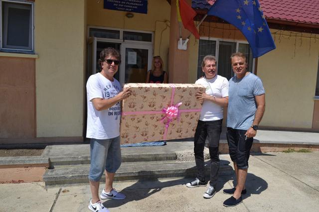 Trupa Holograf a donat un televizor copiilor de la "Colţ Alb"