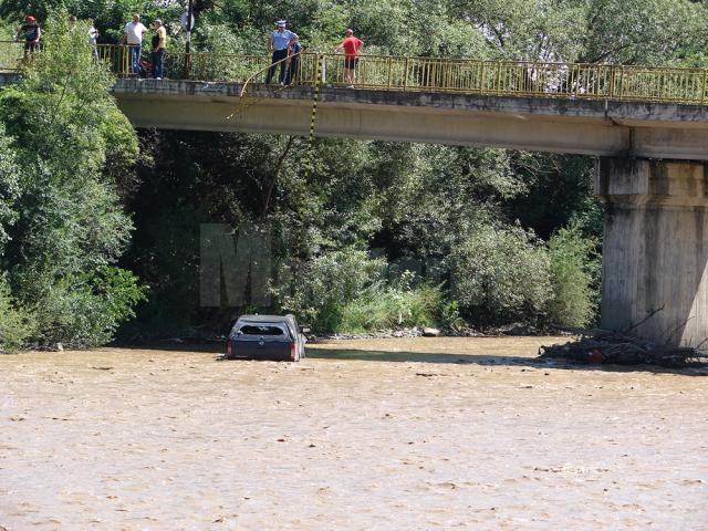 Autovehiculul de teren a rupt parapetul şi a plonjat de pe pod în apă