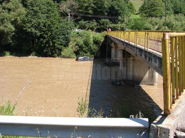 Un bărbat în vârstă de 41 de ani a murit după ce a plonjat cu maşina de pe pod în râu