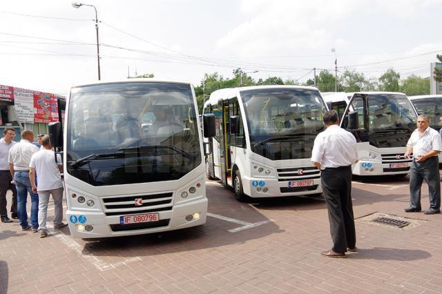 Microbuzele au fost aduse ieri după-amiază în parcarea Primăriei Suceava