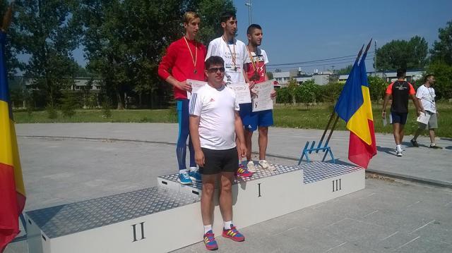 Antrenorul Radu Mihalescu alături de campionul naţional Andrei Gafiţa şi de ceilalţi doi medaliaţi, pe podiumul de premiere