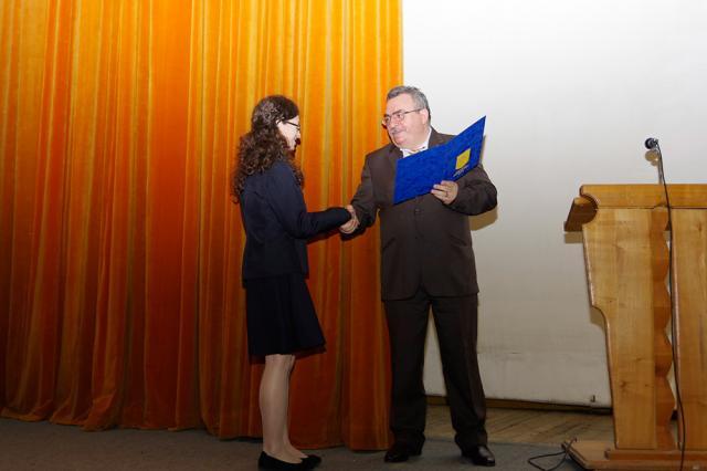 Eleva a fost premiată, la finele anului şcolar, de directorul Colegiului „Ştefan cel Mare”, prof. Dan Popescu