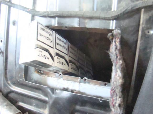 Două maşini în care erau ascunse țigări de contrabandă, depistate în PTF Siret