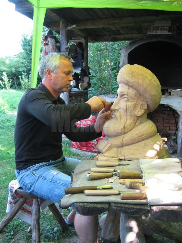 Ştefan Ciumaşu lucrând la bustul lui Constantin Brâncoveanu / Foto la caseta 1