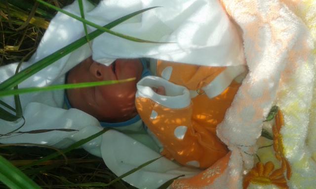 Bebeluşul, de sex masculin, a fost preluat de un echipaj de ambulanţă şi internat la spitalul din Fălticeni, la secţia Obstetrică Ginecologie, medicii stabilind că micuţul este în afara oricărui pericol