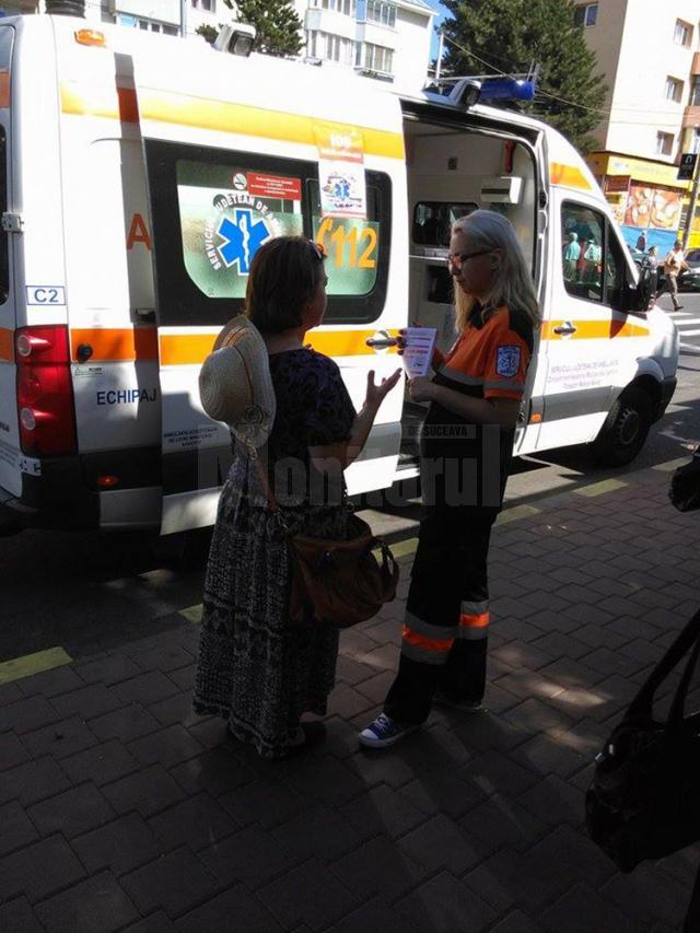 De Ziua lor Naţională, salariaţii de la Ambulanţă au împărţit pliante şi au acordat asistenţă medicală în diverse puncte din oraş