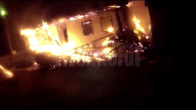 Incendiu violent, cu pericol de explozie din cauza unor butelii, la casa unei bătrâne