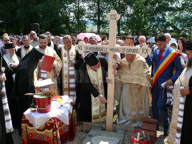 Aşezarea pietrei de temelie şi sfinţirea locului noii biserici din Poiana Stampei