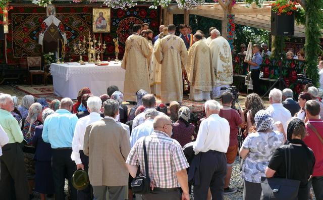 Aşezarea pietrei de temelie şi sfinţirea locului noii biserici din Poiana Stampei