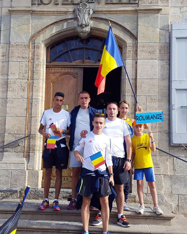 Cei trei atleți din județul Suceava și antrenorii lor, la semimaratonul de la Mende