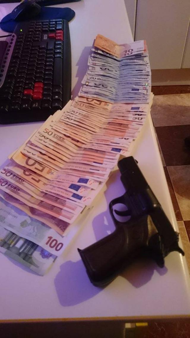 Printre fotografiile postate de Iulian Răzvan Laszlo pe Facebook se numără şi aceasta în care apare o sumă importantă de bani, în euro, şi, lângă bancnote, un pistol