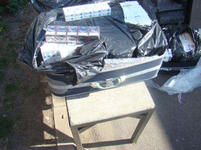 2.000 de pachete de țigări descoperite în bagajele unor ucraineni