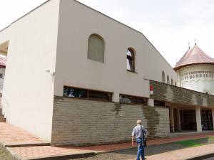 Punctul de informare turistică construit în curtea interioară a Bisericii „Învierea Domnului” din municipiul Suceava