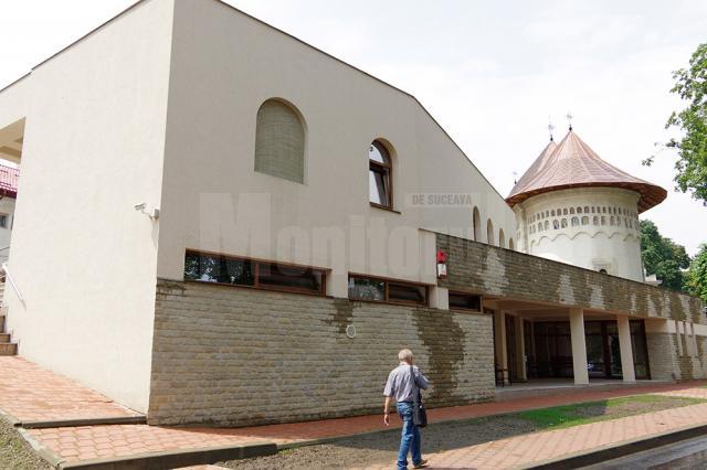 Punctul de informare turistică construit în curtea interioară a Bisericii „Învierea Domnului” din municipiul Suceava