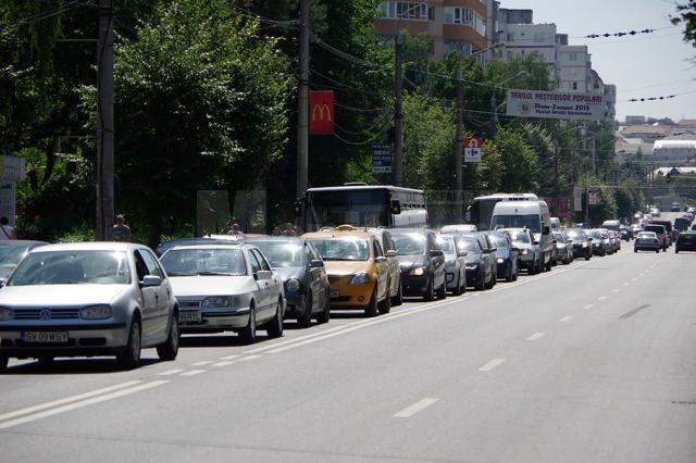 Traversarea bulevardului George Enescu la orele de vârf a durat chiar şi câteva zeci de minute
