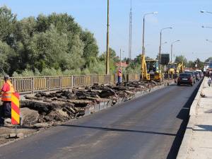 Lucrările la podul de peste râul Suceava vor mai dura cel puţin încă doua săptămâni