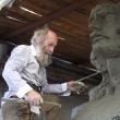Mircea Dăneasă lucrând la monumentul lui Ştefan cel Mare care va fi amplasat la Gura Humorului