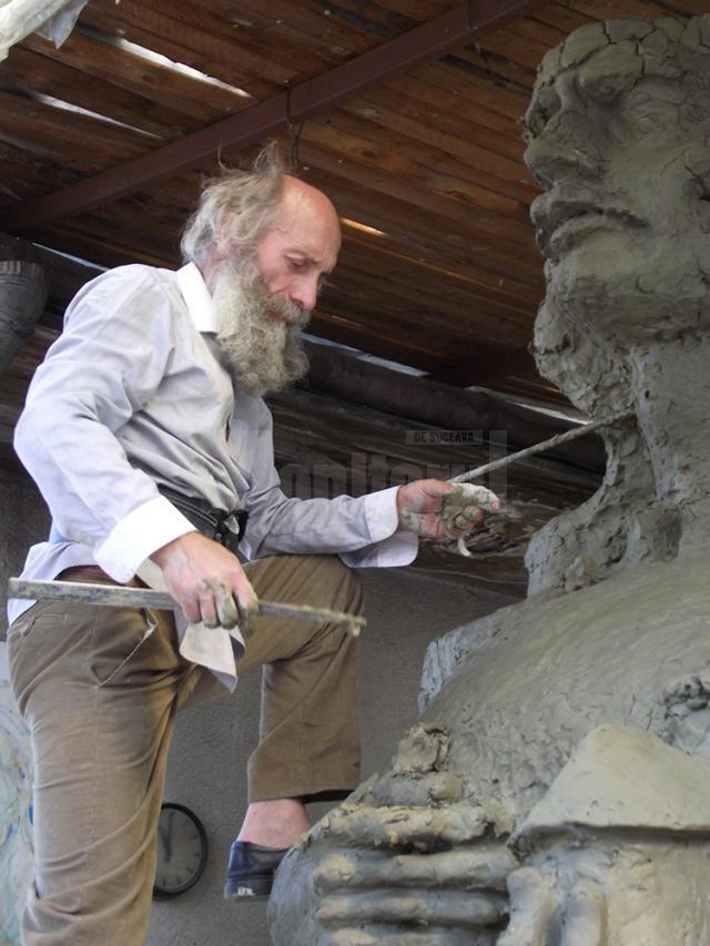 Mircea Dăneasă lucrând la monumentul lui Ştefan cel Mare care va fi amplasat la Gura Humorului