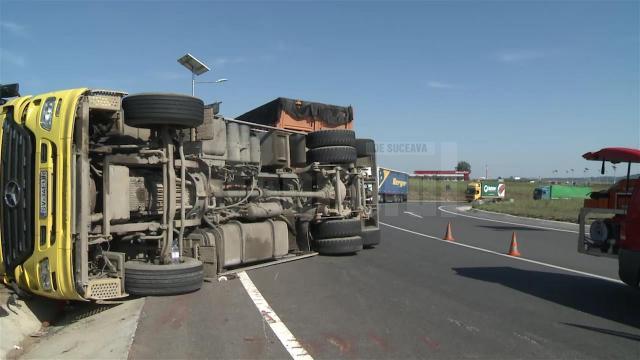 Camion încărcat cu lemn, răsturnat pe şoseaua de centură a Sucevei